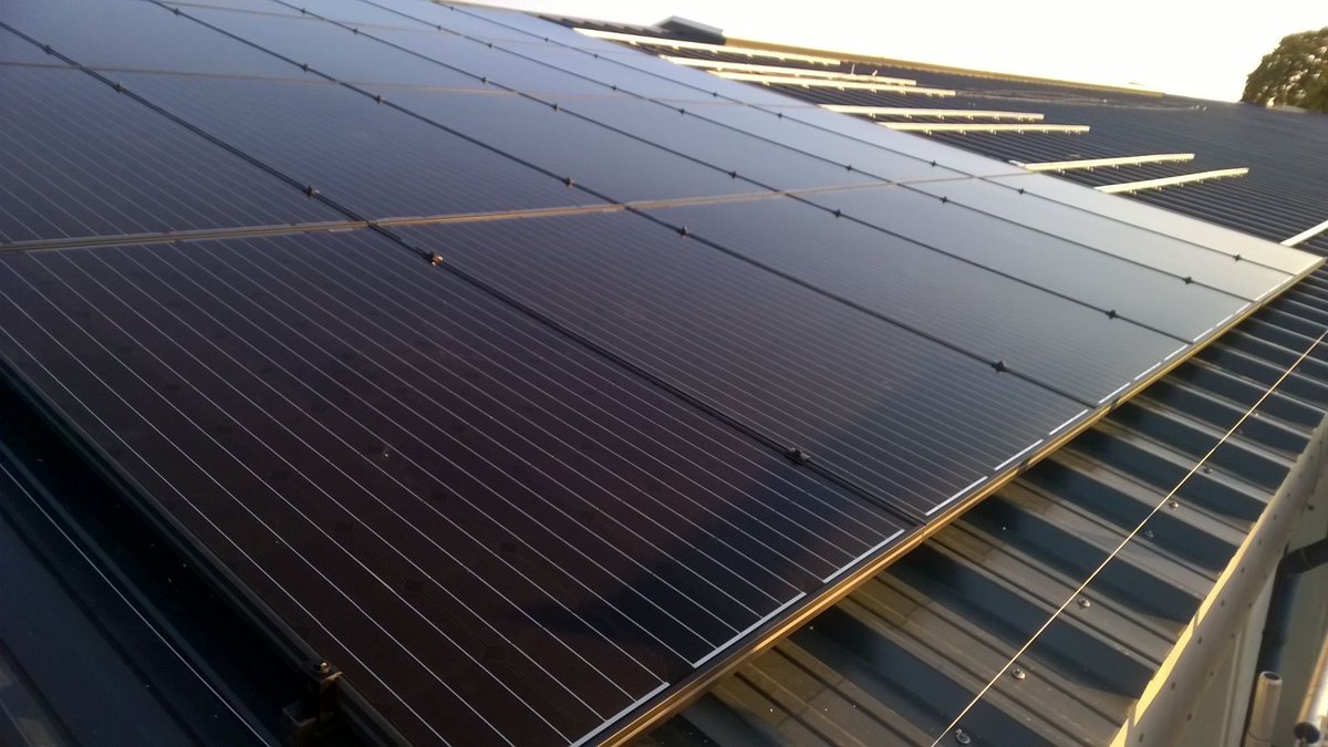 Na het verw. van het #asbesthoudende dak en het aanbr. van #geïsoleerde dak beplating, plaatsen wij 128 stuks #zonnepanelen te #Hardenberg.