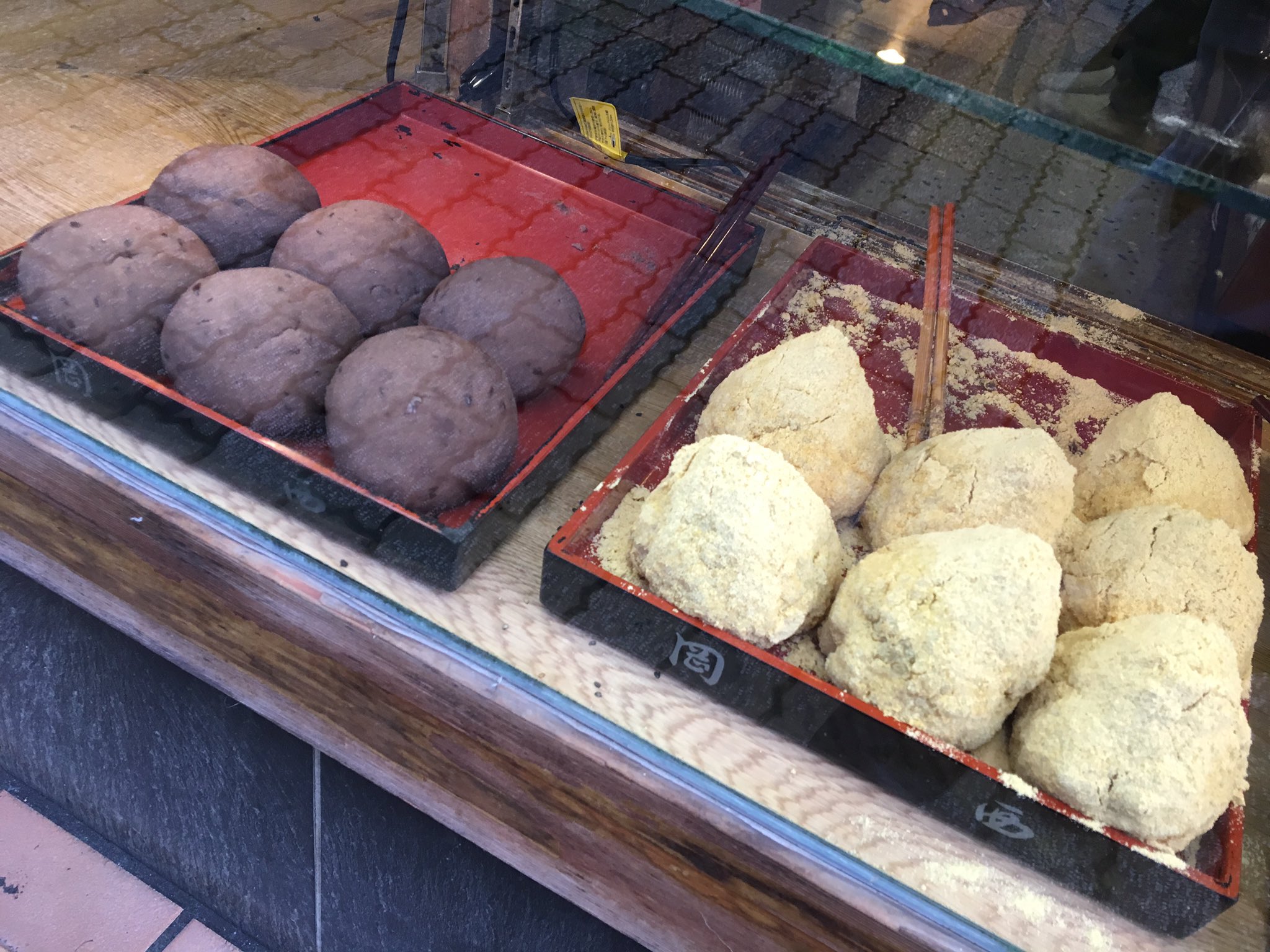 Twitter 上的 井上玲子 久しぶりに岡西のおはぎ 写真撮るの忘れて食べてしまったので窓越しです みたらしだんごは売り切れでした 放送は11月10日 Jcom小田原 商店街にお出かけ ダイヤ街商店会 特大おはぎ T Co Kvy1osquaq Twitter