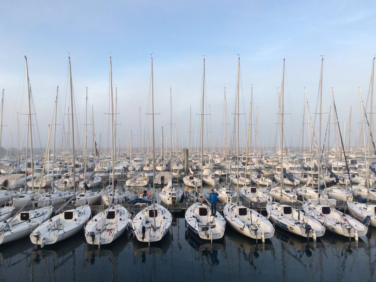 La brume s'est mêlée à la partie ce matin ... Un apercu flotte au dessus du yacht-club @APCC_Com pour la derniere journee du <a href="/National_J80/">National J80 2016</a>