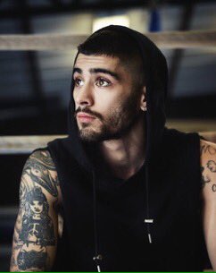zjmprecious's tweet photo. vocês teriam alguns segundos para apreciar a beleza de Zayn Malik? #ZaynBook https://t.co/7IWD3e4qql