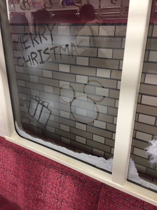 地下鉄の窓に雪 ミッキーが落書きも クリスマス仕様のディズニー