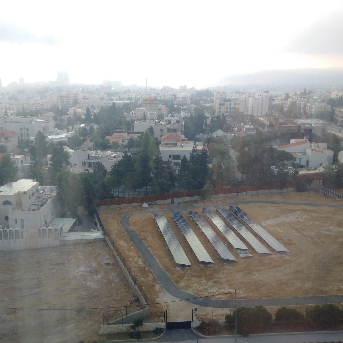 Betz_Markets's tweet photo. Jordan is embracing solar energy big time...many fields and roofs w solar panels #GGJordan #talkenergy https://t.co/HJ42wz5kdo