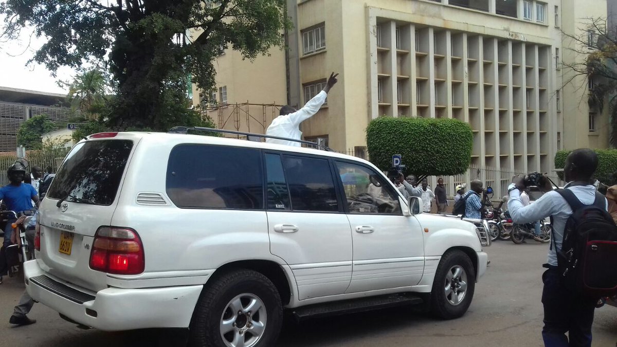 #DrKizzaBesigye has been allowed to access #CraneBank moments after being blocked by police on his way from the High Court.