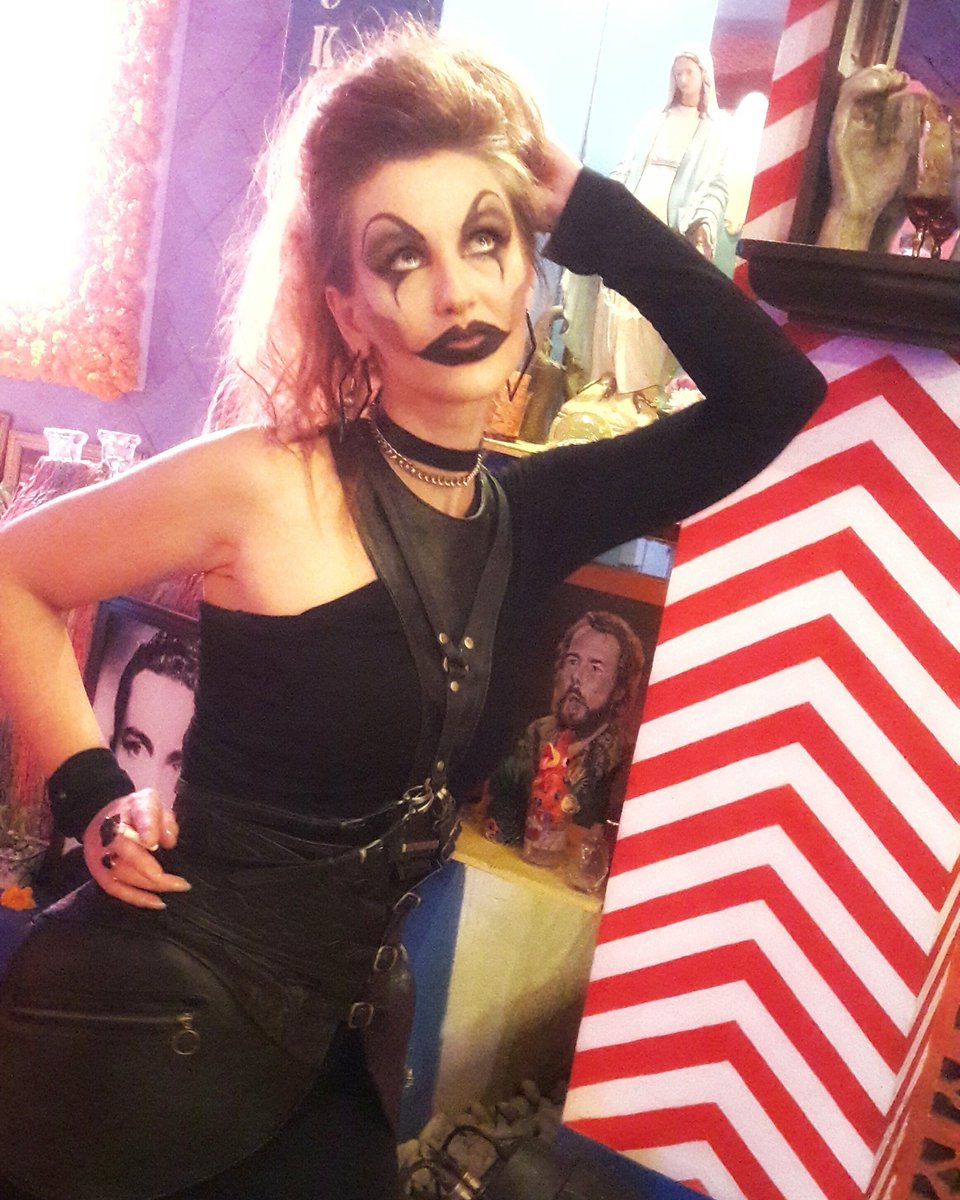 Doin it again... <a href="/handsofoizo/">Hands of Oizo</a> on duty! 
#halloweenoutfit #leathertime #darkdoll #leatherfix 
handsofoizo.com