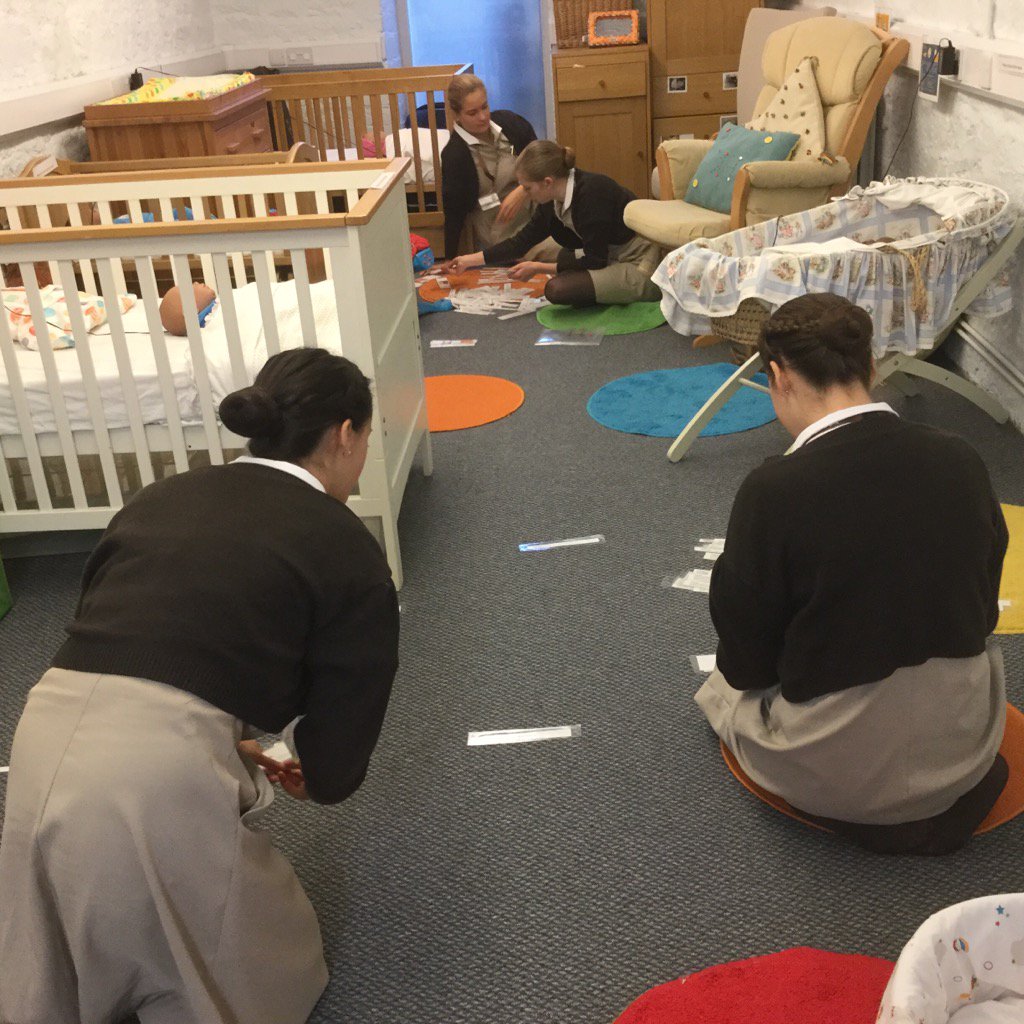 PracticalSkills's tweet photo. #Set39 @NorlandCollege sorting rashes,signs,symptoms,treatment for common childhood illnesses. #Norland Diploma https://t.co/1tQgTH9CN6