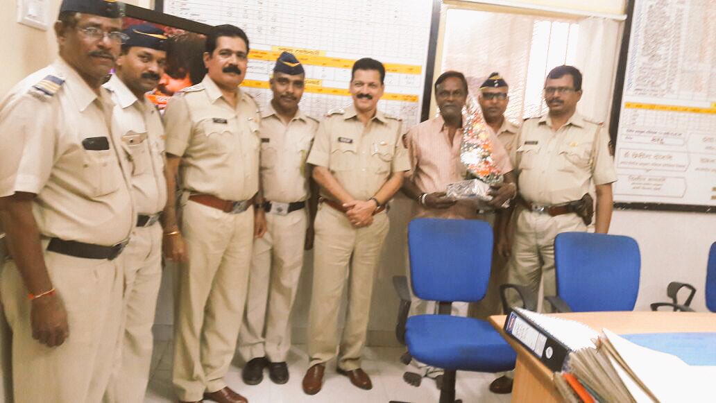 MumbaiPolice's tweet image. Felicitation of d house keeping staff of Andheri PStn, Roopsingh Sosa on his retirement 4 his unconditional service.