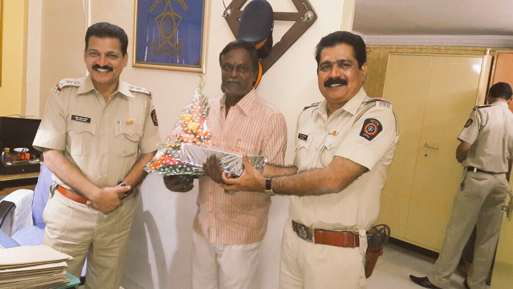 MumbaiPolice's tweet image. Felicitation of d house keeping staff of Andheri PStn, Roopsingh Sosa on his retirement 4 his unconditional service.