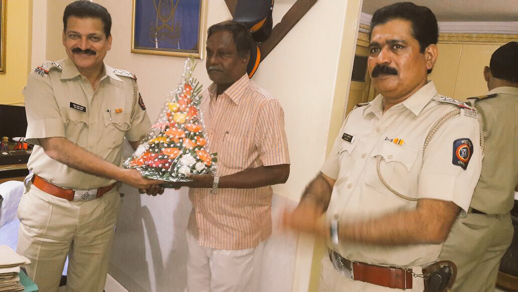 MumbaiPolice's tweet image. Felicitation of d house keeping staff of Andheri PStn, Roopsingh Sosa on his retirement 4 his unconditional service.