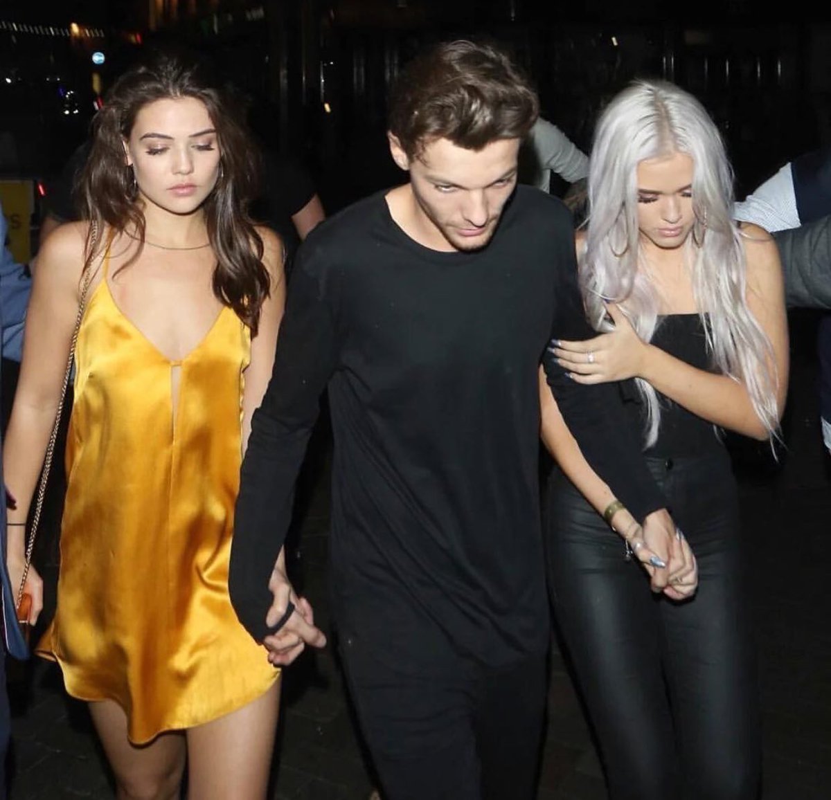 Official1DMex's tweet photo. Louis, Danielle y Lottie saliendo de Cirque Le Soir en Londres anoche 
Mi hermano nunca saldria conmigo 😭 https://t.co/uValFzEYZq