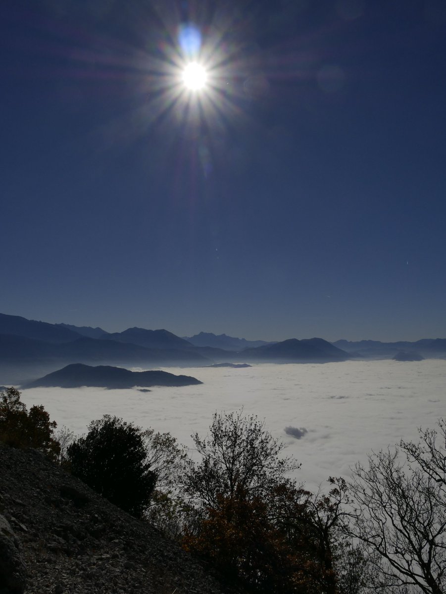 Fred_Dorville's tweet photo. La mer de nuages au-dessus de #Grenoble ce matin. #Chartreuse #SaintEynard #nofilter #nosaturation poke @VieAGrenoble ;-) https://t.co/9XnwLkrcN9