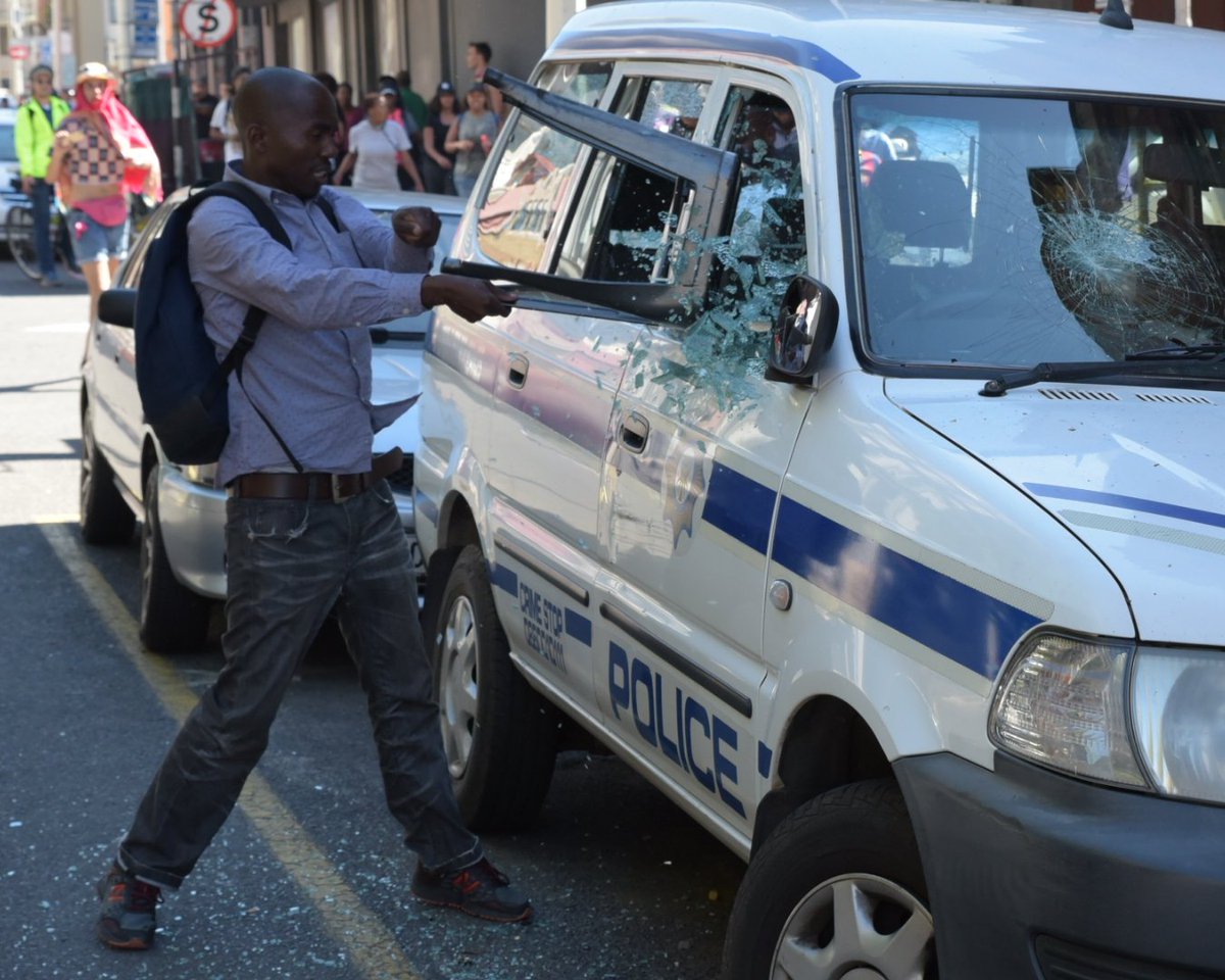 PersonalEscrito's tweet photo. #SouthAfrica: Police crackdown at the end of #FeesMarch in #CapeTown, on Oct 26. #ACAB #FeesMustFall #Fees2017 https://t.co/RFmUwCyq9z