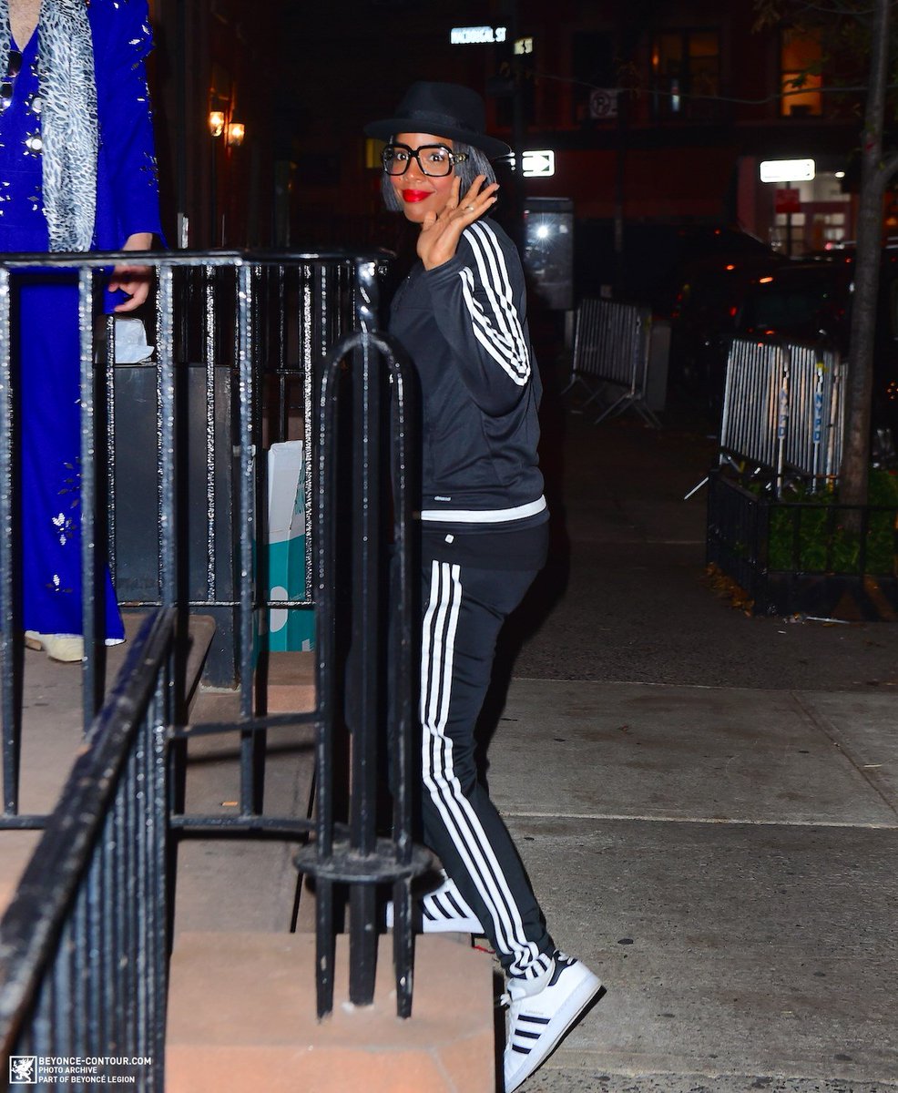 BeyLegion's tweet image. .@KELLYROWLAND attending Beyoncé &amp;amp; Jay Z&apos;s Halloween party in NYC 🎃