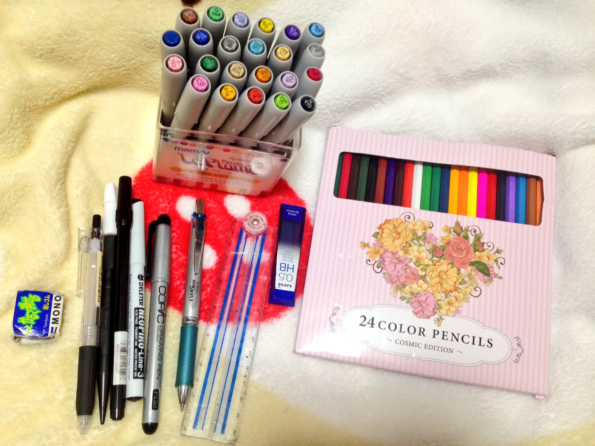 تويتر まい まいんしゅたいんちゃん على تويتر アナログ絵師さんが使ってる画材晒してくれる シャーペン 消しゴム 定規 ペン入れ専用ペン2本 ベタ入れ専用ペン シャーペン トーンカッター 色鉛筆24色 コピックみたいなイラスト用カラーマーカー24色