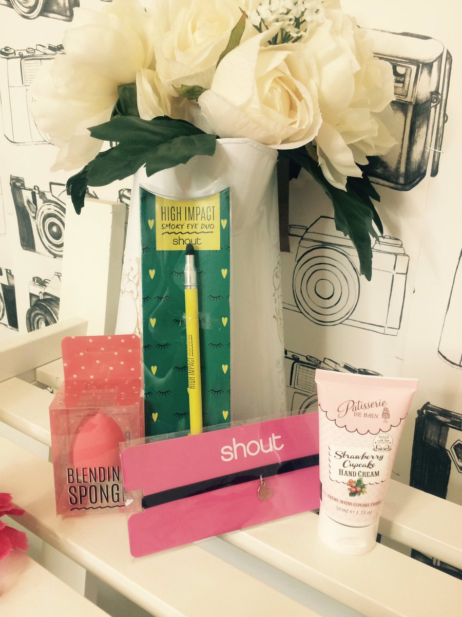 shoutmag's tweet image. All the free gift goals! #BlendingSponge #Eyeliner #HandCream #Choker