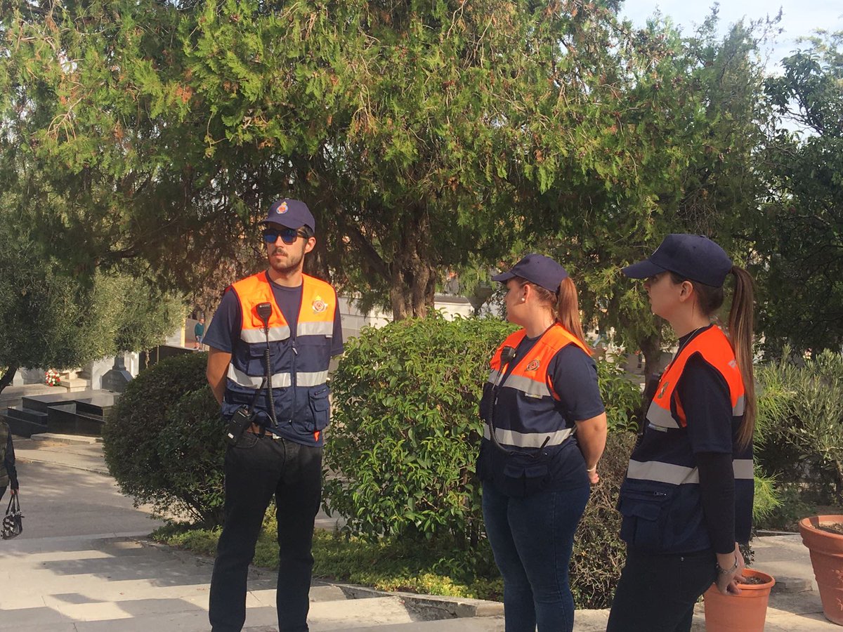 PCivilJaen's tweet photo. #DiaDeTodosLosSantos y gran afluencia en nuestros cementerios, por ello realizamos preventivo durante todos estos días. https://t.co/KJ9QnKtuAo