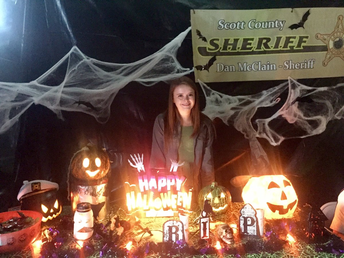 SHSsaddChapter's tweet image. Thanks to @gracie_lou_pooh SADD Club Prez, who came out to pass out candy for CEASe!