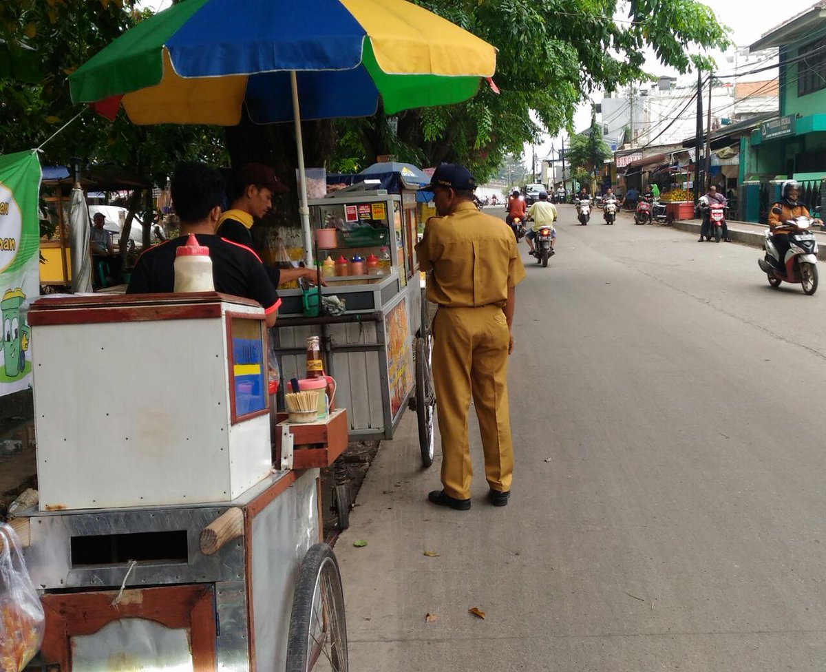 kelkalibaru's tweet photo. Pemberian teguran lisan kepada PKL di bahu Jl. Kalibaru Timur, kegiatan persuasif sebelum dilakukan aksi penertiban.@Medansatria55 https://t.co/M4iLlpJ0gd