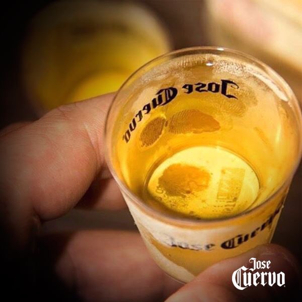 VALE… Puedes echarme la culpa por los mensajes que mandaste anoche #tequila <a href="/josecuervo_es/">Jose Cuervo España</a>