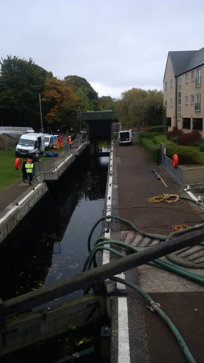 Ang_WaterwaysEA's tweet photo. Hive of activity going on at #StNeotsLock this AM on #RiverGreatOuse as closure is put in place until 22nd November. https://t.co/IAKVyHrYBW