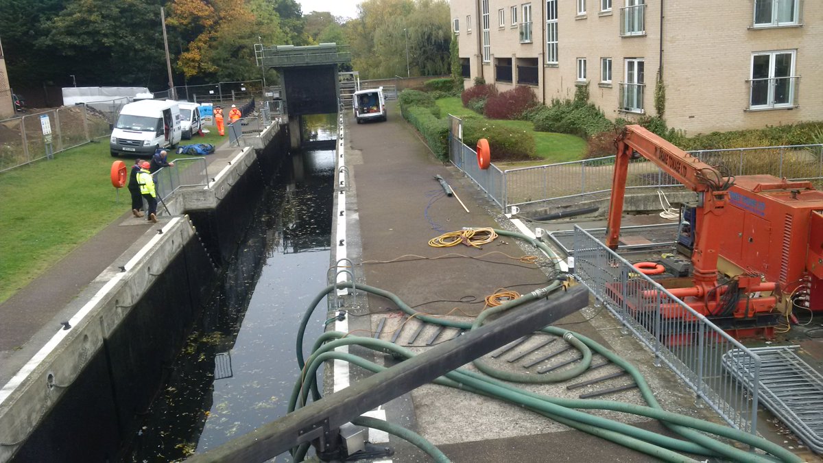 Ang_WaterwaysEA's tweet photo. Hive of activity going on at #StNeotsLock this AM on #RiverGreatOuse as closure is put in place until 22nd November. https://t.co/IAKVyHrYBW