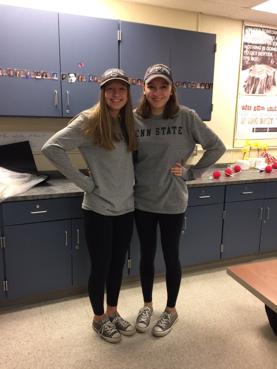 dunntweets's tweet photo. Kelli and Kelly twinning appropriately on twin day. #STEMHOCO2K16 @STEMStuCo https://t.co/M9i7s0ydWO