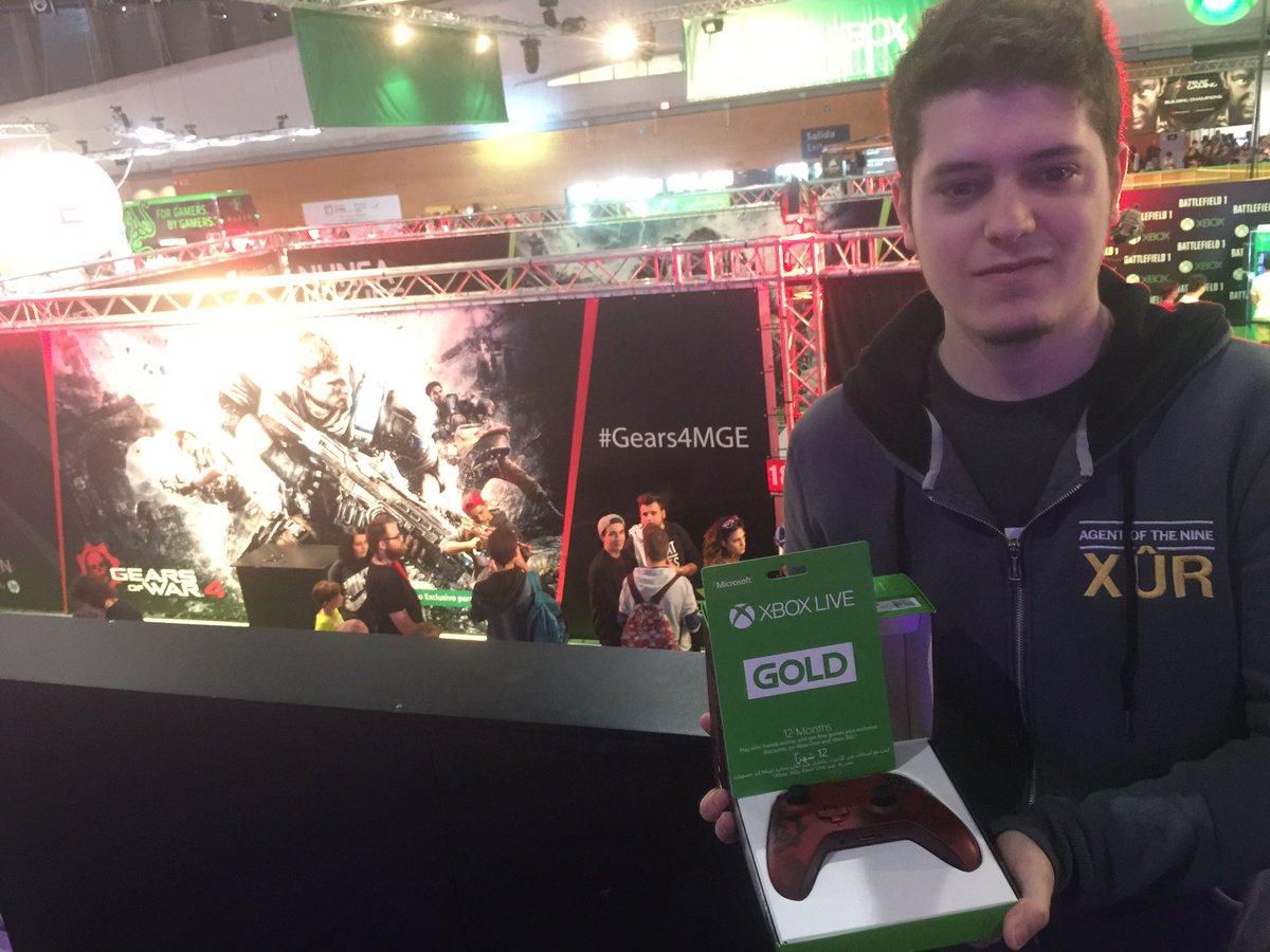 VideojuegosGAME's tweet photo. RT + Foto en la lona de Gears of War 4 con #XboxMGE en @MadridGamingEx ¡y GANA este controller firmado por @MrxSoki + XboxLive!Hasta las 4pm https://t.co/VeQN3mBCFB