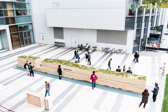 東京ミッドタウンで開催中 #saloneinroppongi でILC（国際リニアコライダー）の展示デザインを #スキーマ建築計画 が担当しました。版築の15mの巨大ジオラマ模型を200人の学生ボランティアと共につくりました。写真：近藤篤　#SchemataArchitects