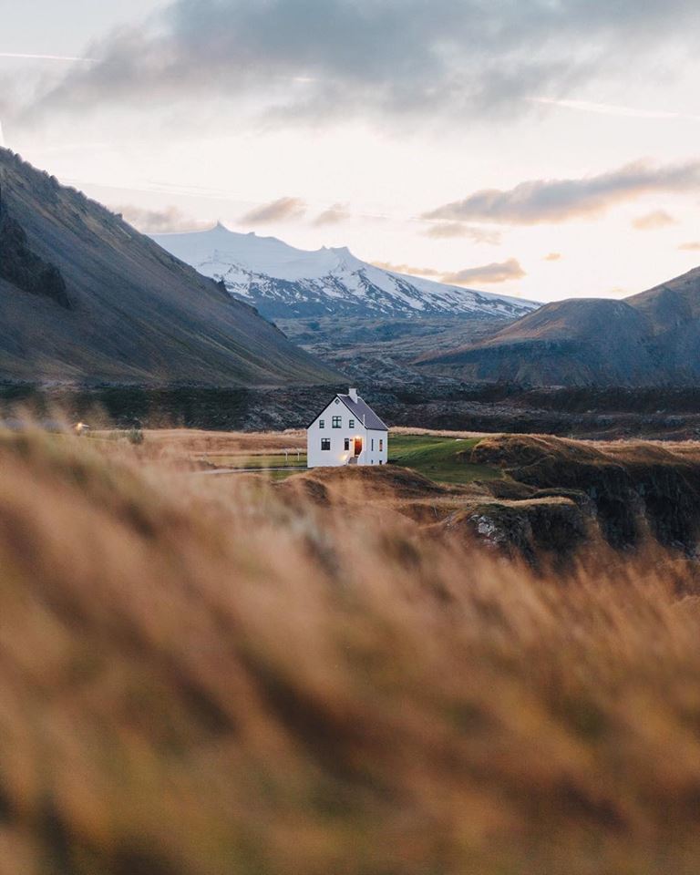 CultureTrip's tweet photo. #CultureTripper Alex Mazurov found you the perfect place to clear your head: a small secluded home in Arnarstapi, Iceland. #TravelTuesday https://t.co/63NlCg6v7u