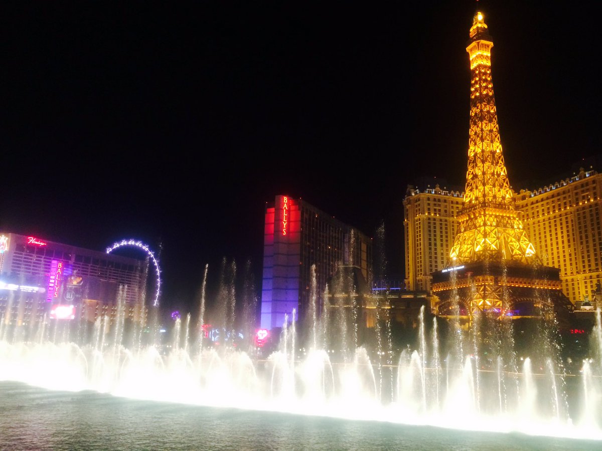 KsomeU's tweet image. [ラスベガス] 
世界的に有名なエンターテイメント地。カジノだけではなくメインストリートではDJやライブ、様々なパフォーマンスが連綿と続いており飽きることはない。