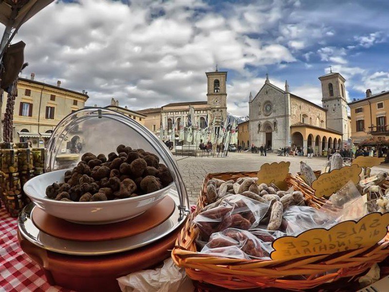 Carluccicd's tweet photo. Solidarietà e ripresa #terremoto è comprare prodotti tipici #norcia e #MadeInItaly per ripartenza economia ricostruzione https://t.co/jKxPqpPm4P