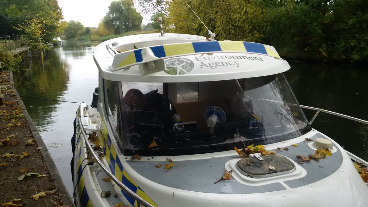 Ang_WaterwaysEA's tweet photo. An #Autumunal #OutOnPatrol @ #StNeotsLock & #OffordLock #RiverGreatOuse Instigating closure conducting reach sweep. https://t.co/SrZCXKNPev
