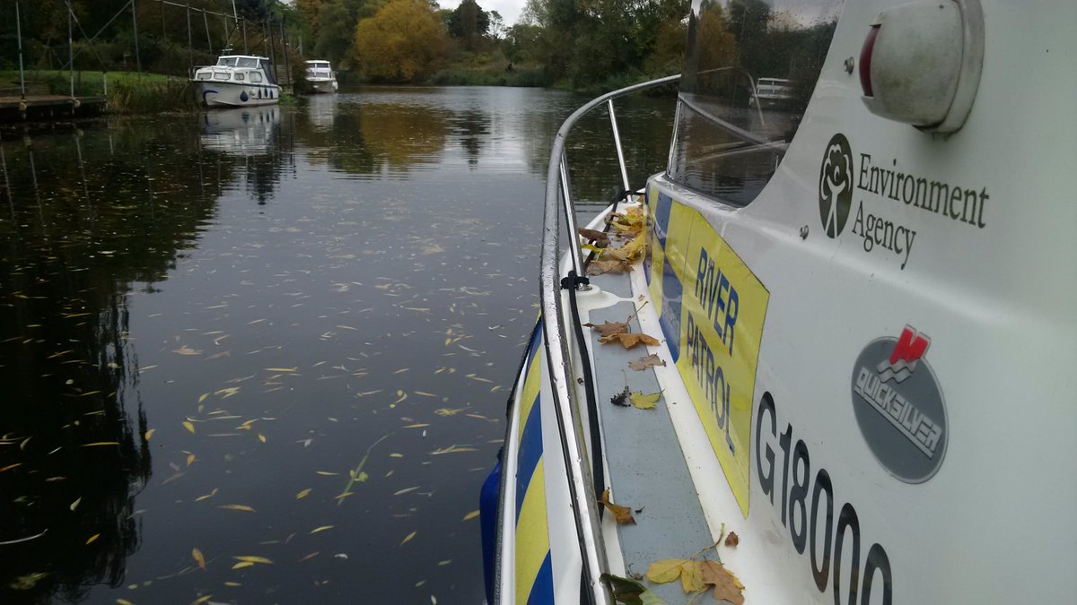 Ang_WaterwaysEA's tweet photo. An #Autumunal #OutOnPatrol @ #StNeotsLock & #OffordLock #RiverGreatOuse Instigating closure conducting reach sweep. https://t.co/SrZCXKNPev