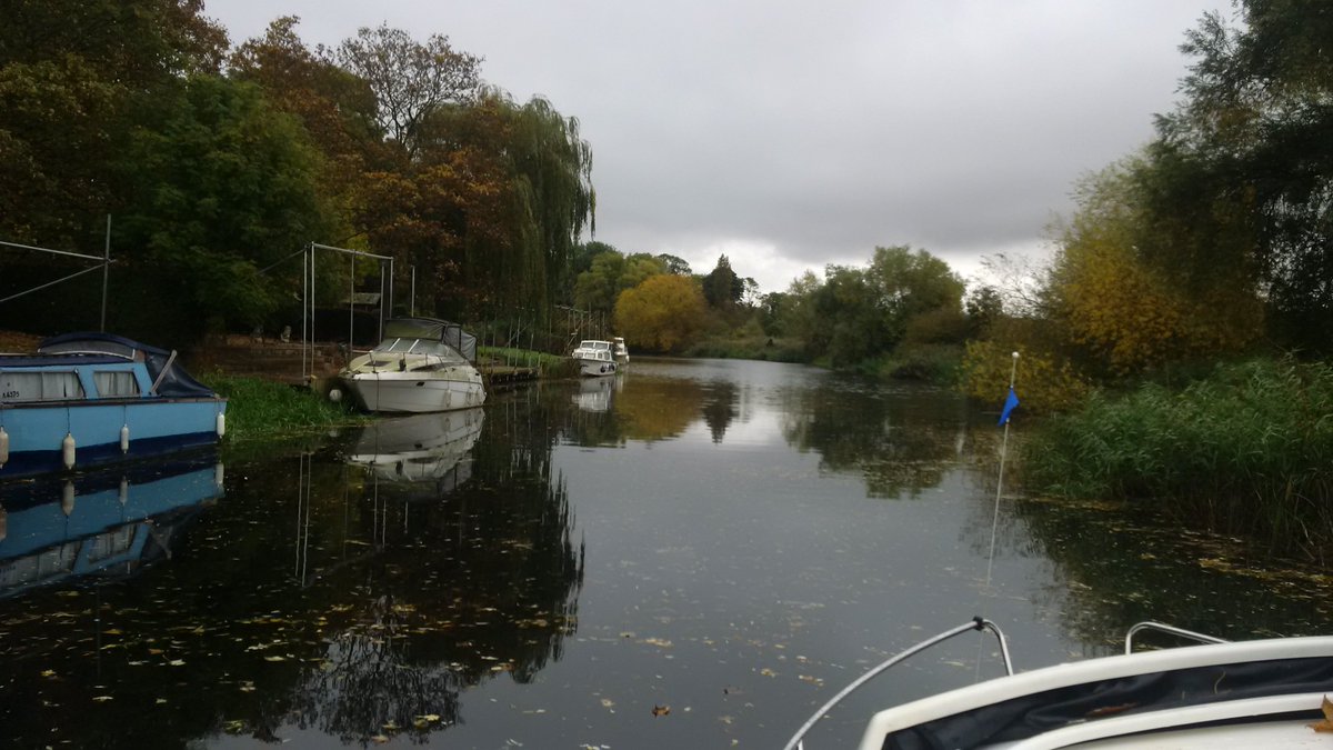 Ang_WaterwaysEA's tweet photo. An #Autumunal #OutOnPatrol @ #StNeotsLock & #OffordLock #RiverGreatOuse Instigating closure conducting reach sweep. https://t.co/SrZCXKNPev