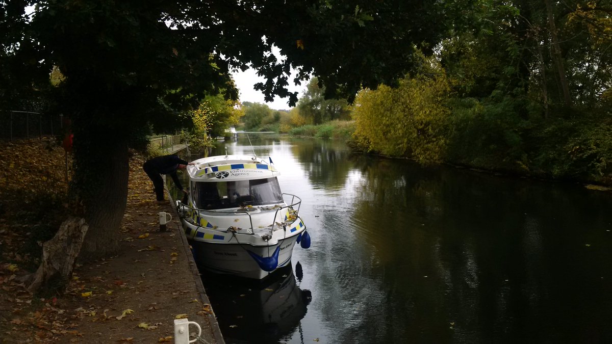 Ang_WaterwaysEA's tweet photo. An #Autumunal #OutOnPatrol @ #StNeotsLock & #OffordLock #RiverGreatOuse Instigating closure conducting reach sweep. https://t.co/SrZCXKNPev
