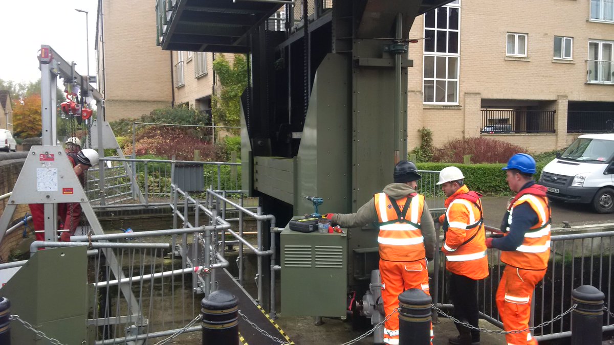 Ang_WaterwaysEA's tweet photo. D/stream Guillotine Gate Cill area being prepared for a de-watered insp' this PM @ #StNeotsLock On #RiverGreatOuse https://t.co/AS4yfd40h7