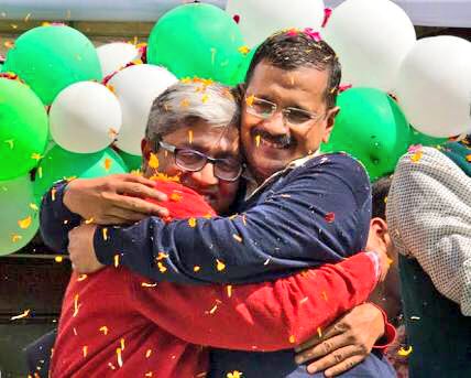 KyaUkhaadLega's tweet photo. Reactions from AAP headquarters when told about #ArnabGoswami 's resignation from Times Now. #ArnabResigns https://t.co/qUIBEPBtG0