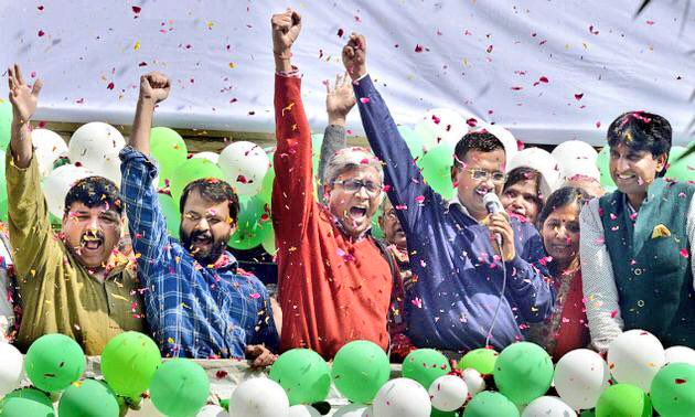 KyaUkhaadLega's tweet photo. Reactions from AAP headquarters when told about #ArnabGoswami 's resignation from Times Now. #ArnabResigns https://t.co/qUIBEPBtG0