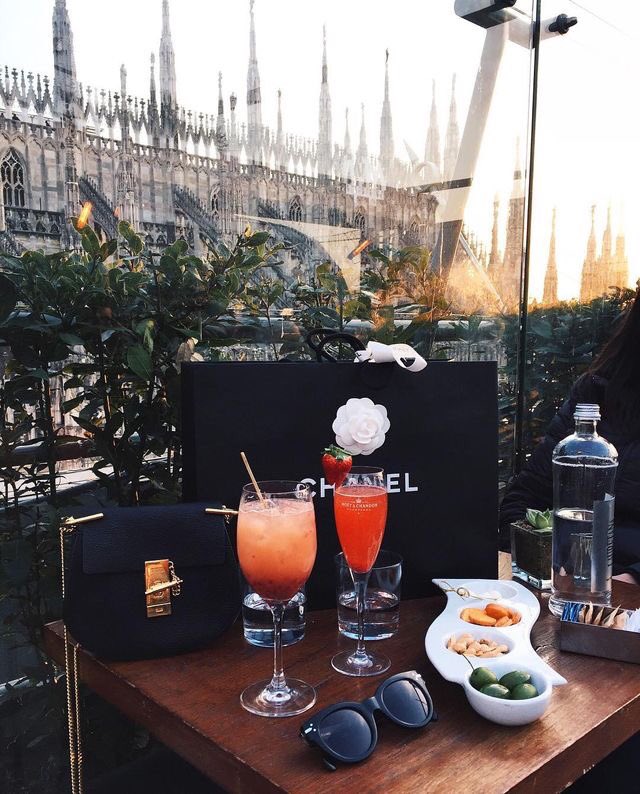 InterpresG's tweet photo. Just a touch of #style and afternoon #drinks with a #client, it's nice to help when needed #Interpresgroup and enjoy our #concierge #Service https://t.co/ZhjuJgCox9