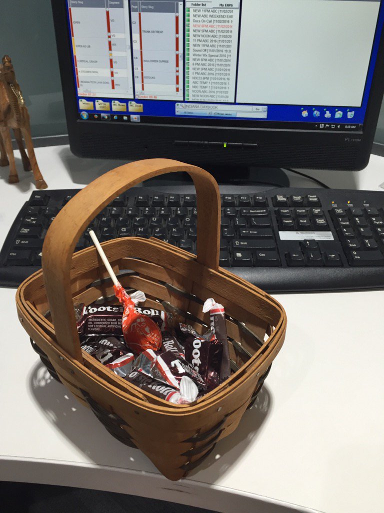 Emily_Smith_10's tweet photo. I don't know who left this on my desk.......but I'm letting you know right now it's not safe #mmmmcandy 😋 https://t.co/FNPxRzxvp3