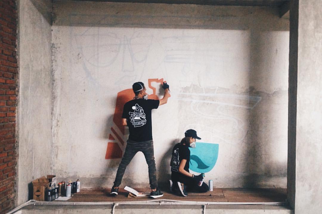 WDZG's tweet photo. 8. 26 Oktober. Kami kembali kedatangan pasangan graffiti artist, Inkten & Clogtwo, untuk menggambar di WDZG! Playground. #TrueTues https://t.co/g2s4Drfo8I
