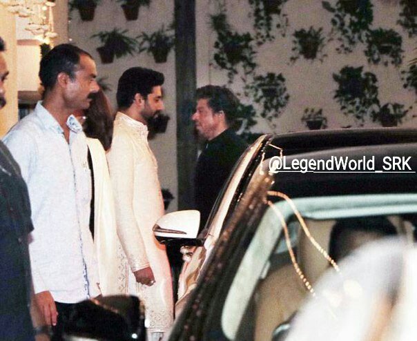 LegendWorld_SRK's tweet photo. Shah Rukh and Gauri also attended the party Bachchan family about Diwali,@iamsrk #GoriKhan #Bollywood #ShahrukhKhan😘 https://t.co/9LlsirxIU3