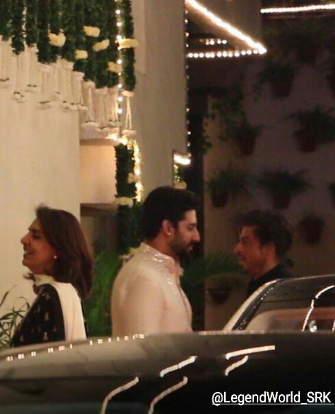 LegendWorld_SRK's tweet photo. Shah Rukh and Gauri also attended the party Bachchan family about Diwali,@iamsrk #GoriKhan #Bollywood #ShahrukhKhan😘 https://t.co/9LlsirxIU3