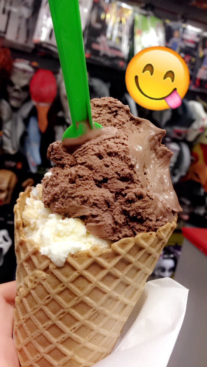 DenisColli's tweet photo. a nice break in Milan, some gelato using #ContactlessMetropolis @VisaIreland I'm sure Nadine will enjoy @metro_festival https://t.co/MfSsrLu9Bz