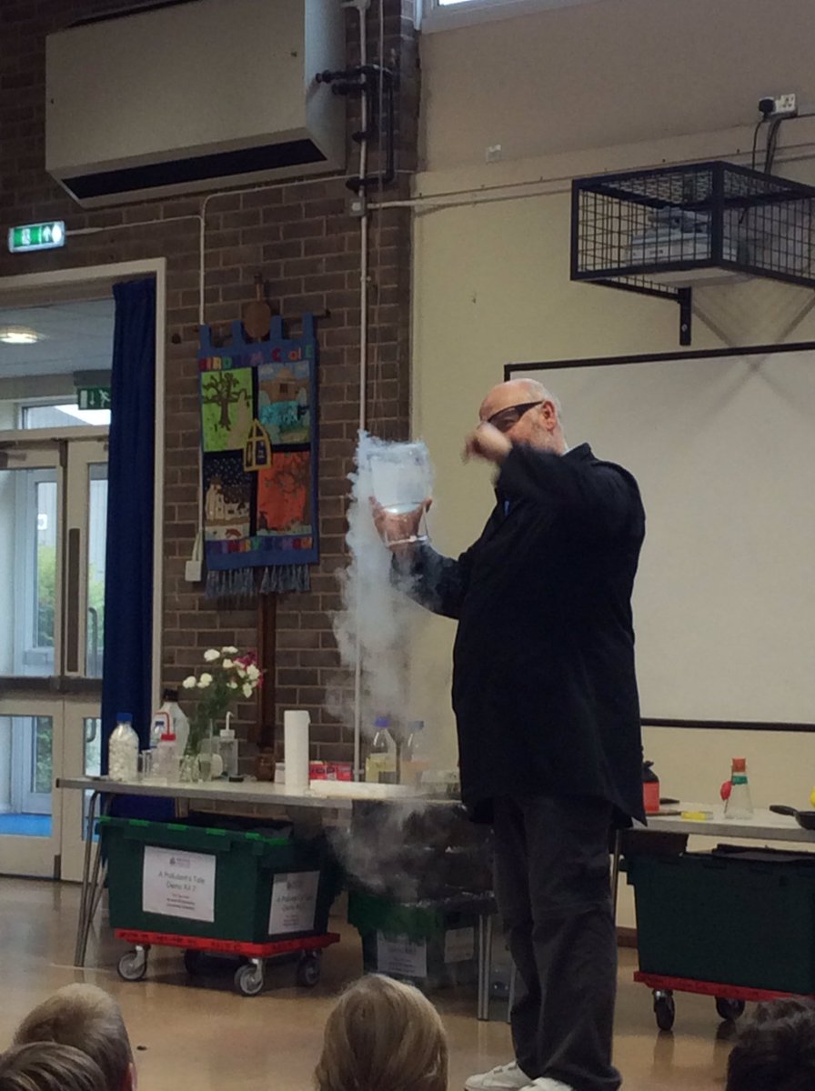 birdhamschool's tweet photo. Making clouds #liquidnitrigen #condensation #vapour #boilingpoints https://t.co/iu3ATTZwlJ