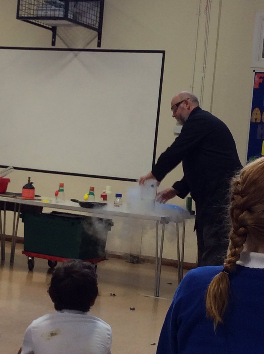 birdhamschool's tweet photo. Making clouds #liquidnitrigen #condensation #vapour #boilingpoints https://t.co/iu3ATTZwlJ