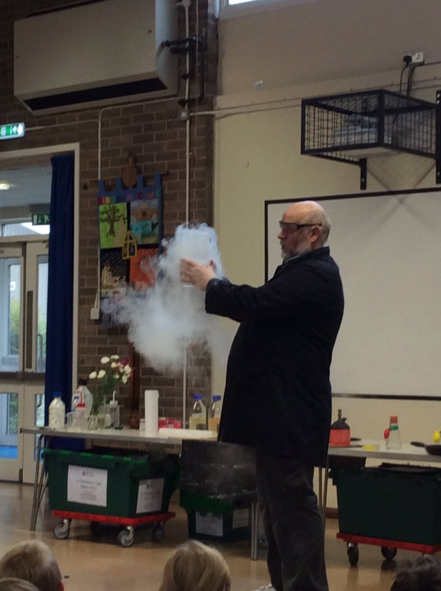 birdhamschool's tweet photo. Making clouds #liquidnitrigen #condensation #vapour #boilingpoints https://t.co/iu3ATTZwlJ