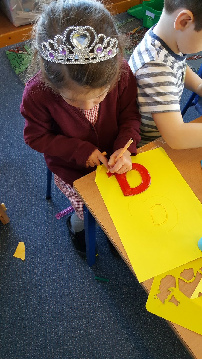 Avonbridgenurse's tweet image. We can #makemarks anywhere in the nursery. #finemotorskills #literacyallaround #earlywriting
