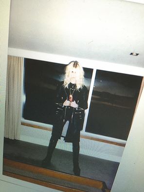 taylorzombiesky's tweet photo. Full pic for Frowning magazine *.* It's the december issue of the mag and it's free (US) https://t.co/9JezQFgxRM