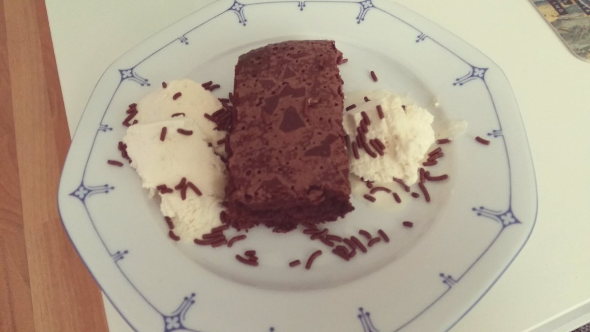 GlennCroaker's tweet photo. What a lovely afternoon. #WhatDoIWantMore 
#VanillaIceCream #Brownies #Yummy #YouMiss #Diane https://t.co/8YVFgERXzi