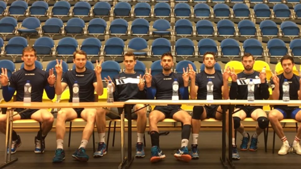Spelers van Roeselare (<a href="/sons_of_gravity/">Sons of Gravity</a>) voeren mooie trucjes uit met waterflesjes
sporza.be/permalink/1.28… #volleybal #opvallend #bottleflip